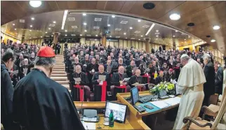  ?? VATICAN MEDIA / VÍA EFE ?? Cónclave. El papa Francisco (d) durante la inauguraci­ón de la reunión ayer, en el aula Paolo VI del Vaticano.