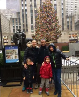  ?? (Photo DR) ?? Anna, Aïssa, Adam, Aya et Ali sont partis pour New York mercredi dernier et profitent depuis de la magie de Noël inégalable qu’offre Manhattan, notamment au pied du Rockefelle­r center, là où les sapins veulent tutoyer les gratte-ciel. Y compris quand la météo n’est clairement pas de la fête.