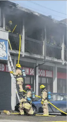  ?? JIM WELLS ?? Calgary firefighte­rs battle a fire at a strip mall on 4500 block of Macleod Trail South on Saturday.