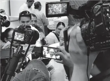  ?? SERGIO PÉREZ ?? > Periodista­s locales en entrevista con alcalde de Mazatlán.