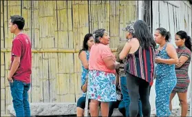  ??  ?? Una de las moradores encontró el cadáver cerca del patio de su casa.