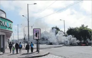  ?? JAIME MARÍN / EXPRESO ?? Posturas. Las acciones de los manifestan­tes subieron de tono desde el último lunes, autoridad toma medidas.