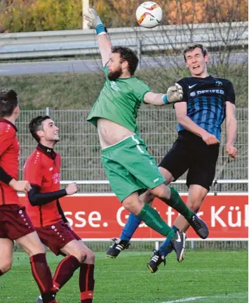  ?? Archivfoto: Reinhold Rummel ?? Während der TSV Dasing (rote Trikots) auf Kreisliga Kurs ist, kämpfen die Kühbacher um Torhüter Benedikt Greppmair um den Klassenerh­alt.