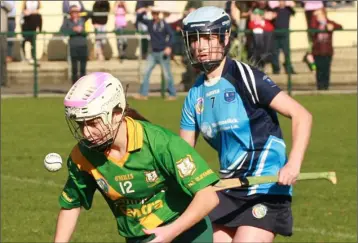  ??  ?? Katie Doyle of Buffers Alley racing away from Jenny McEvoy (O’Moore’s) in Monamolin on Sunday.