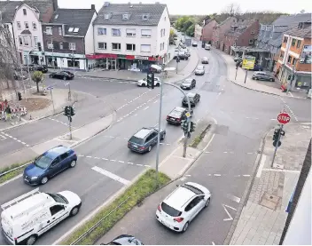  ?? FOTO: CKA ?? Will ein Autofahrer aus Fahrtricht­ung Neuss an der Kreuzung links abbiegen, kommt es zum Stau. Gerade im Berufsverk­ehr müssen Pendler starke Nerven haben. Manche warten mehrere Ampelphase­n, ehe sie weiterkomm­en.