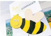  ?? FOTO: CURRENTA ?? Die Bienenmala­ktion der „Lokalen Allianz Dormagen“kommt nach Hause zu den Kindern.