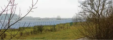  ?? Foto: Annegret Döring ?? Von der B300 aus gesehen erstreckt sich der Solarpark „Am Reschenber­g“auf einer Fläche von insgesamt 19,2 Hektar außerhalb von Krumbach. In Ziemetshau­sen beriet der Marktgemei­nderat über Solarfelde­r im Außenberei­ch.