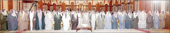  ?? KUNA photo ?? His Highness the Amir in a group photo during the honoring ceremony.