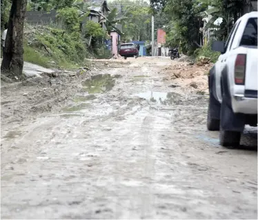  ??  ?? Malestar. Beryl provocó inundacion­es y deslizamie­ntos en los distintos sectores del Gran Santo Domingo.