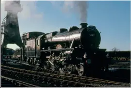  ?? Nikon F2 with 50mm lens at 18mm. 1/125 sec F/8 ISO 64 Kodachrome slide film ?? Ï
In the days of film and early main line specials, Carnforth was a Mecca and the place to meet up before the locomotive­s departed for their duties. With the coaling stage towering in the background, LMS ‘Black Five’ 4-6-0 No. 4767 George Stephenson prepares to work the ‘Cumbrian Mountain Express’ on January 24, 1981.