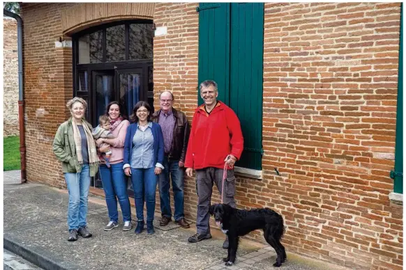  ??  ?? Cinq membres du conseil d’administra­tion de l’associatio­n Au Jardin d’Espirac sur neuf posent devant la future épicerie de la commune.