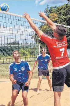  ??  ?? Voller Einsatz beim Beachvolle­yball.