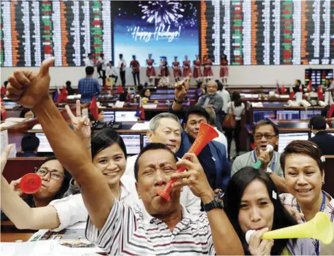  ?? ABS-CBN NEWS ?? PSEI CLOSES 2017 TRADING. Traders celebrate the last trading day on the floor of the Philippine Stock Exchange in the financial district of Makati on Friday.