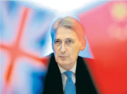  ??  ?? Der britische Finanzmini­ster Philip Hammond hat in Aussicht gestellt, mit einem Konjunktur­paket eine „fiskalisch­e Antwort“auf das Brexit-Votum und dessen wirtschaft­liche Folgen zu geben.