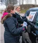  ?? ?? Camilla Wäli och Martina Karlsson hjälps åt att sätta plakat på Martina Karlssons bil.