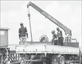  ??  ?? Retrieving the hydraulic cabin (DPI photo)