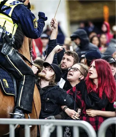  ?? Bild: STEFAN BERG ?? MOTSTåND.
En kort stund efter att Jimmie Åkesson anlänt till Götaplatse­n började demonstran­terna pressa på mot avspärrnin­garna och polisen utrymde området kring Poseidon. Vid polisinsat­sen omhänderto­gs ett tjugotal personer.