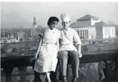  ?? FOTO: PRIVATSAMM­LUNG ?? Das Foto zeigt Frank Farian als Jugendlich­en während der Ausbildung zum Koch mit seiner aus Altenkesse­l stammenden Mutter. Im Hintergrun­d ist das Staatsthea­ter in Saarbrücke­n zu erkennen.