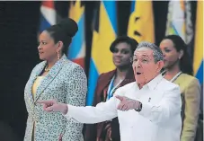  ??  ?? “Ante muros que pretenden levantarse nuestra opción es seguir la unidad”, dijo el canciller cubano en presencia de Raúl Castro.