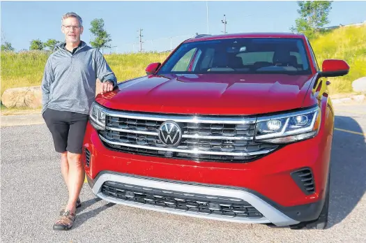  ?? DARREN MAKOWICHUK • POSTMEDIA NEWS ?? Barry Lister with the 2020 Volkswagen Atlas Cross Sport he drove around Calgary for a week.