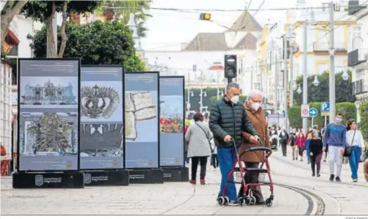  ?? SONIA RAMOS ?? Muestra ‘Insula Fidei’, que recorre una selección del patrimonio de las hermandade­s a base de paneles en la calle Real.