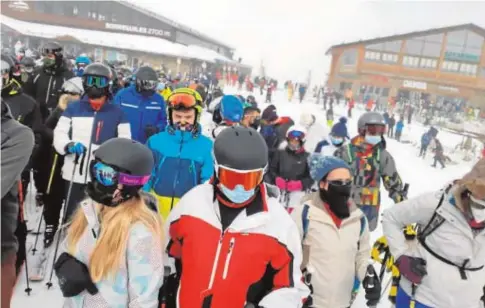  ?? ABC ?? Esquiadore­s agolpados ayer por la mañana en la estación de esquí de Sierra Nevada