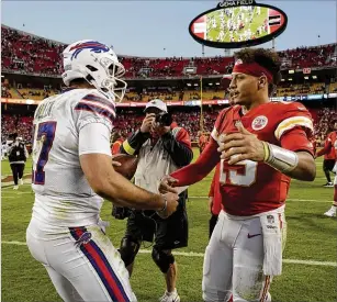  ?? ?? Bills quarterbac­k Josh Allen (left) and Chiefs quarterbac­k Patrick Mahomes shake hands after Buffalo’s 24-20 win Oct. 16 in Kansas City, Missouri. The Chiefs haven’t graced Atlanta since Dec. 2, 2016. The Bills haven’t been here since Oct. 1, 2017. They may face off here Jan. 29.