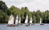  ?? FOTO: SEGELCLUB ?? Segelvergn­ügen auf dem Monbagsee. Das Gewässer befindet sich neben dem Menk-Gelände.