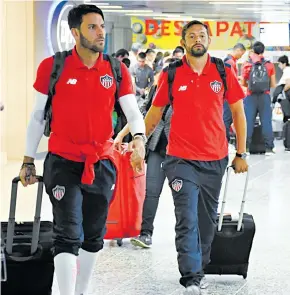  ?? JOHN ROBLEDO ?? Matías Mier a su llegada ayer a Barranquil­la, junto a su compatriot­a Sebastián Viera.