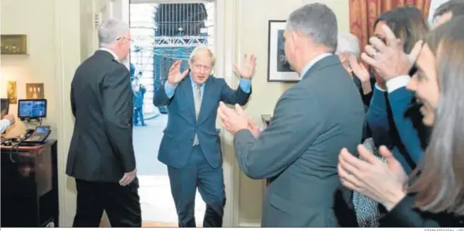  ?? STEFAN ROUSSEAU / EFE ?? Boris Johnson es ovacionado por su equipo de campaña al llegar al 10 de Downing Street tras ser investido primer ministro en el Palacio de Buckimgham.
