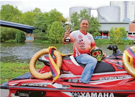  ?? FOTO: HEIKO LEHMANN ?? Patrick Hoffmann war schon 13-mal Deutscher Meister im Jet-Ski-Fahren und überlebte einen Horror-Unfall nur mit viel Glück.