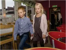  ??  ?? INTÅG. William och Sana på väg in i matsalen. Lotten avgjorde vilka som satt ihop.