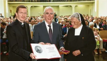  ?? ?? Für seine Verdienste wurde Theo Waigel die Ringeisen-Medaille verliehen. Rechts Generalobe­rin Katharina Wildenauer, links Geistliche­r Direktor Martin Riß.