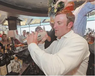 ?? STAFF PHOTOS BY STUART CAHILL ?? Wes Welker, above, and Brian Scalabrine, below, mix drinks as celebritie­s and fans gather at Del Frisco’s last night for hair-transplant specialist Dr. Robert Leonard’s annual celebrity bartending event.