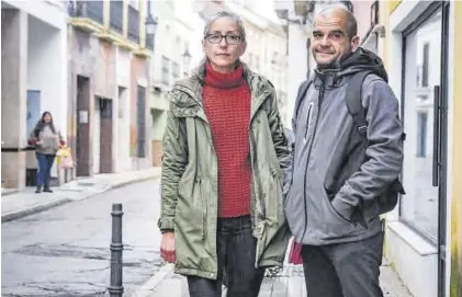  ?? S. GARCÍA ?? Nuria y su marido, ayer, antes de entrar en el comedor social de la calle Martín Cansado.