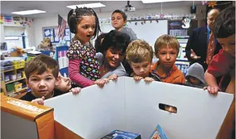  ??  ?? 經費不足的情況下，某些老師自掏腰包為學­生添購學用品。(Getty Images) 卡洛與學生。
