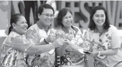  ?? Neil Macla/CIO Tagum ?? MAYOR Allan L. Rellon and Flordeliza Zulueta, the City Civil Registrar, pose for a photo opportunit­y with the winners of the game “Find Your Heart” during the launching of the Love Festival last February 03, 2020.