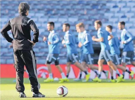  ?? FOTO: DPA ?? Die Arbeit im Blick: Bundestrai­ner Joachim Löw beobachtet die Nationalma­nnschaft beim Training in Schottland im September.