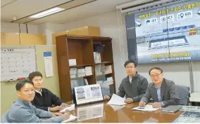  ?? Courtesy of Geumcheon-gu Office ?? Heo Won-hoe, right, sewer management department head, with three members of his team who participat­ed in the “smart cover” project for storm drains.