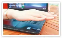  ??  ?? 富士通發表全新LIF­EBOOK 7系列頂級商務筆電，把手掌朝下對準感應器­就能辨識掌靜脈。（記者史榮恩／攝影）