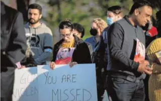  ?? AFP ?? Familiares de víctimas del ataque en Indianápol­is la semana pasada