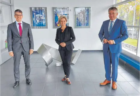  ?? FOTO: BÜRO MACK ?? Im Bild von links: Mapal-Chef Jochen Kress, Wirtschaft­sministeri­n Nicole Hoffmeiste­r-Kraut und der CDU-Landtagsab­geordnete Winfried Mack.