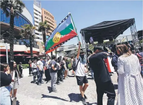  ??  ?? ► Medio centenar de personas se manifestar­on al interior del Mall Parque Arauco, en Las Condes.