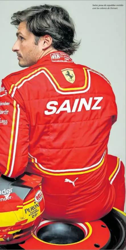  ?? ?? Sainz posa de espaldas vestido con los colores de Ferrari.