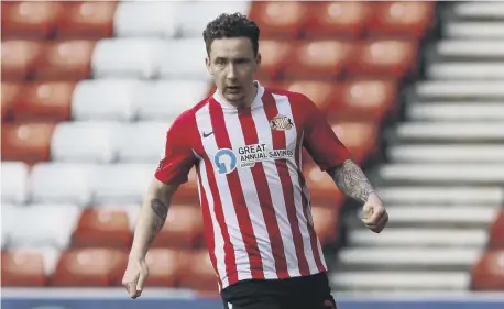  ??  ?? Lee Johnson has urged Sunderland midfielder Callum McFadzean to have more belief.