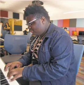  ?? Liz Hafalia / The Chronicle ?? Above: Freshman Julian Archer plays the piano during a class at the San Francisco Conservato­ry of Music. Left: Clarinet student Andrew Friedman rehearses. Friedman is one of many students who’ve been drawn to the conservato­ry.