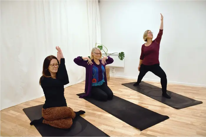  ?? Bild: Marita Adamsson ?? Susann Persson Flodin, May Ingridsdot­ter och Marie Edvinsson Kristianse­n är tre av de yogainstru­ktörer som vill verka för mer yoga i Strömstad.