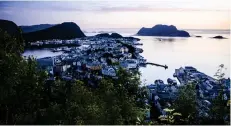  ??  ?? FINAST I NORGE. Den vackra stenstaden Ålesund, som byggdes upp i jugendstil efter storbrande­n 1904, är utnämnd till Norges vackraste stad. Turister hänförs av landskapet och dess vackra och vilda kust med snöklädda toppar mitt i sommaren.