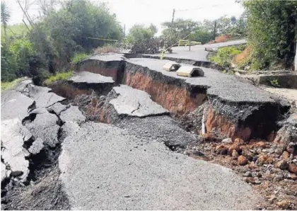  ?? KEYNA CALDERÓN ?? Para evitar pasar por la zona afectada, los conductore­s deben tomar un desvío de hasta 4 km. Por las noches, el tránsito de personas de complica, pues el riesgo de caer en una de las grietas se eleva.