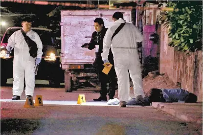  ??  ?? En la última madrugada del año, dos hombres fueron asesinados en la colonia Prohogar, en Morelos.